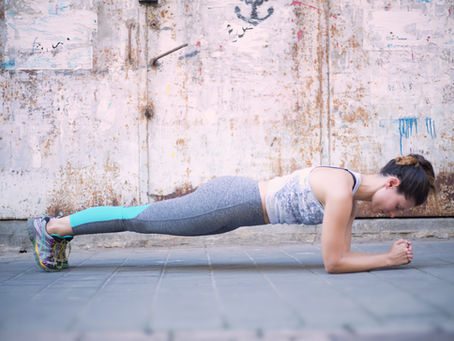 אימון כוח בגיל המעבר — מה עובד ומה לא